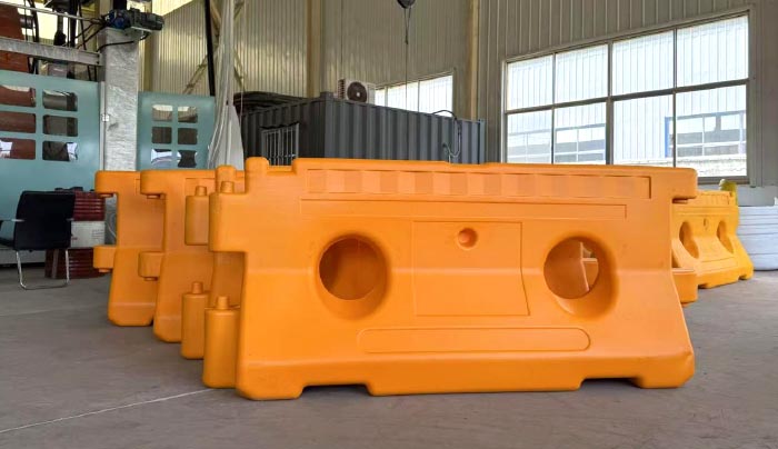 Plastic-road-barriers-machine